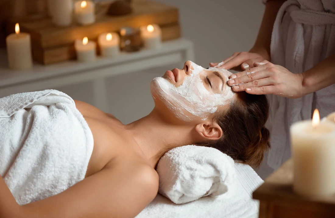 spa therapist làm việc