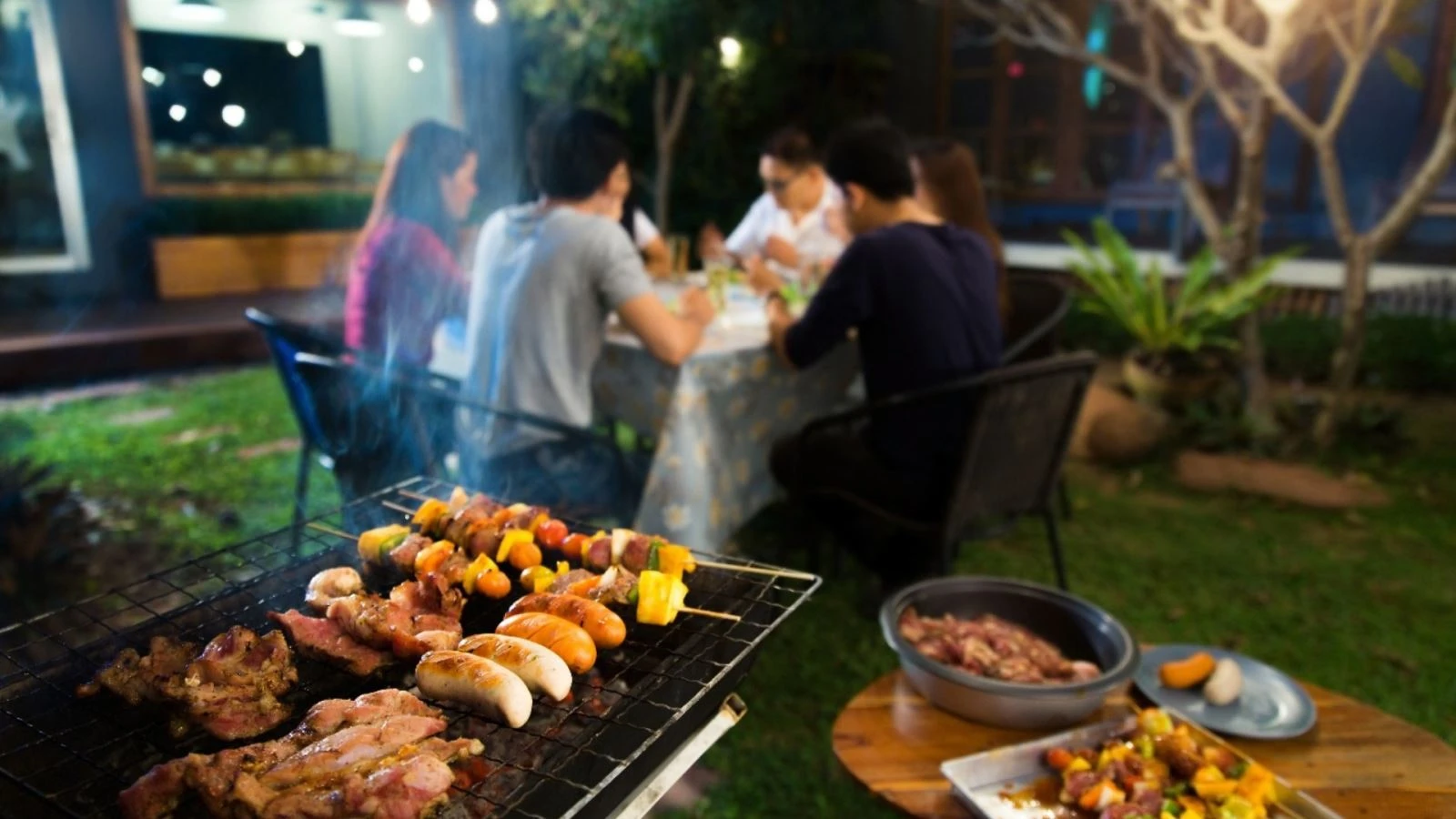 tiệc tối bbq ngoài trời 