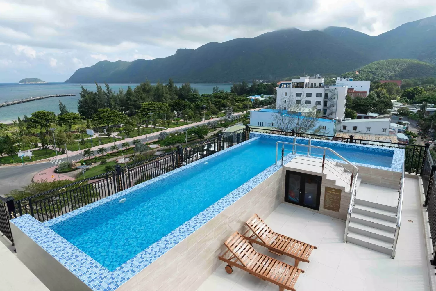 bể bơi côn sơn blue sea hotel