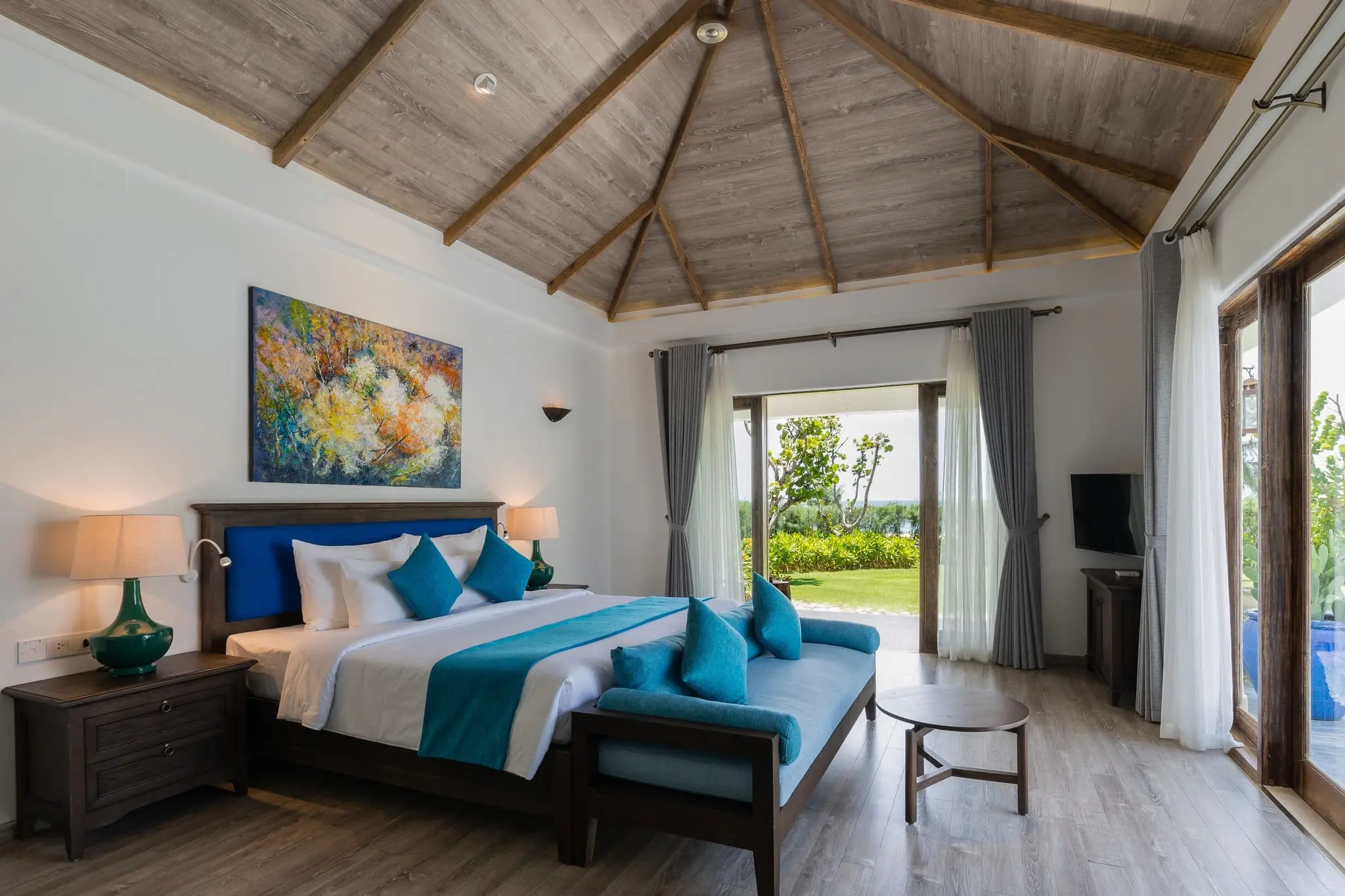 phòng ngủ sang trọng tại Stelia Beach Resort