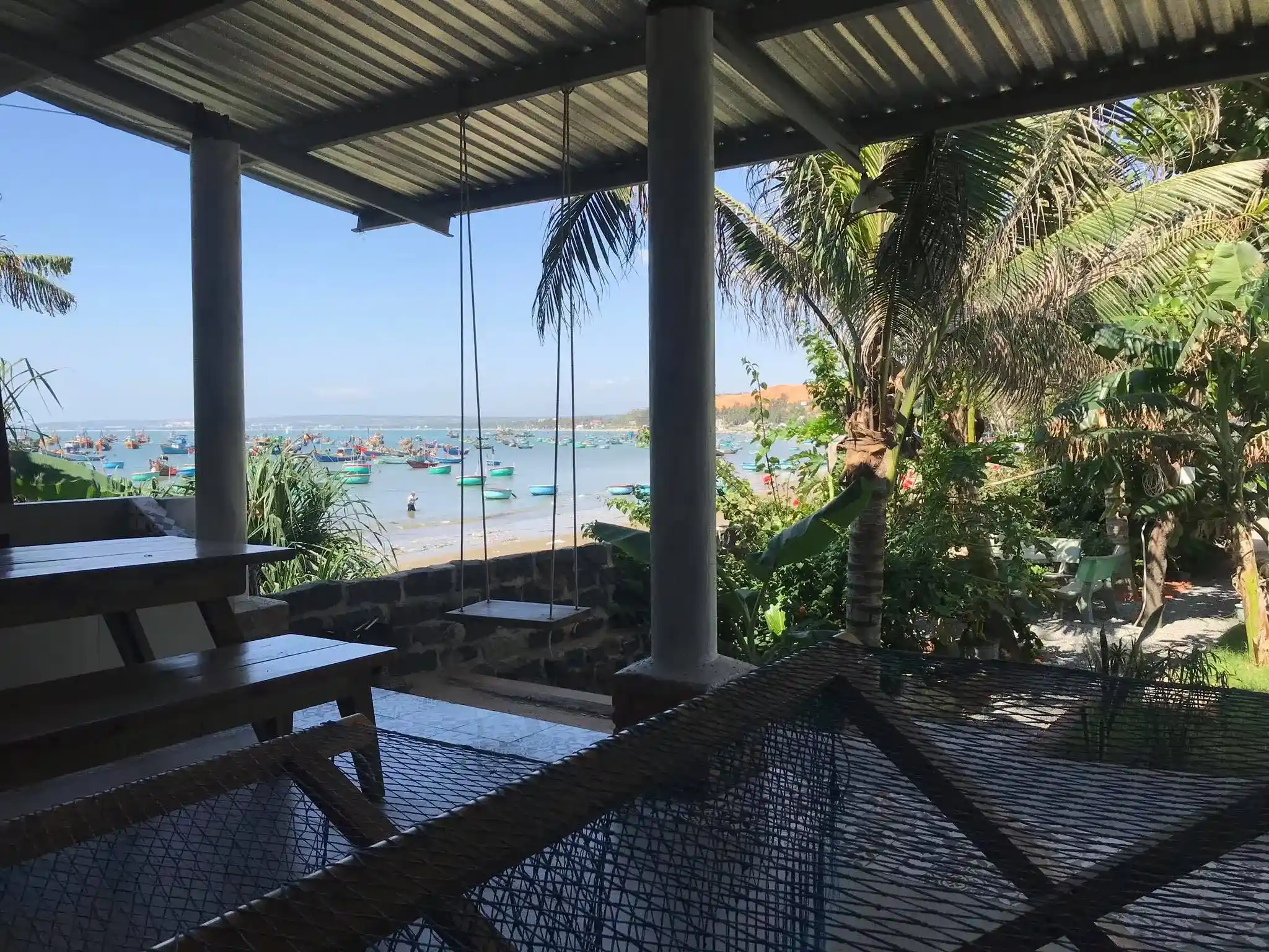 góc sân vườn mộc mạc tại Rock Bay Homestay Mũi Né