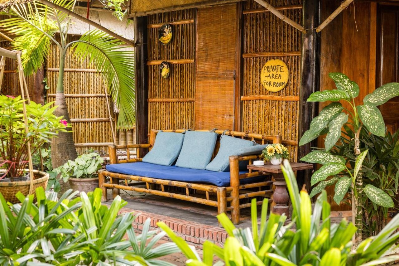 không gian sân vườn tại under the coconut tree homestay