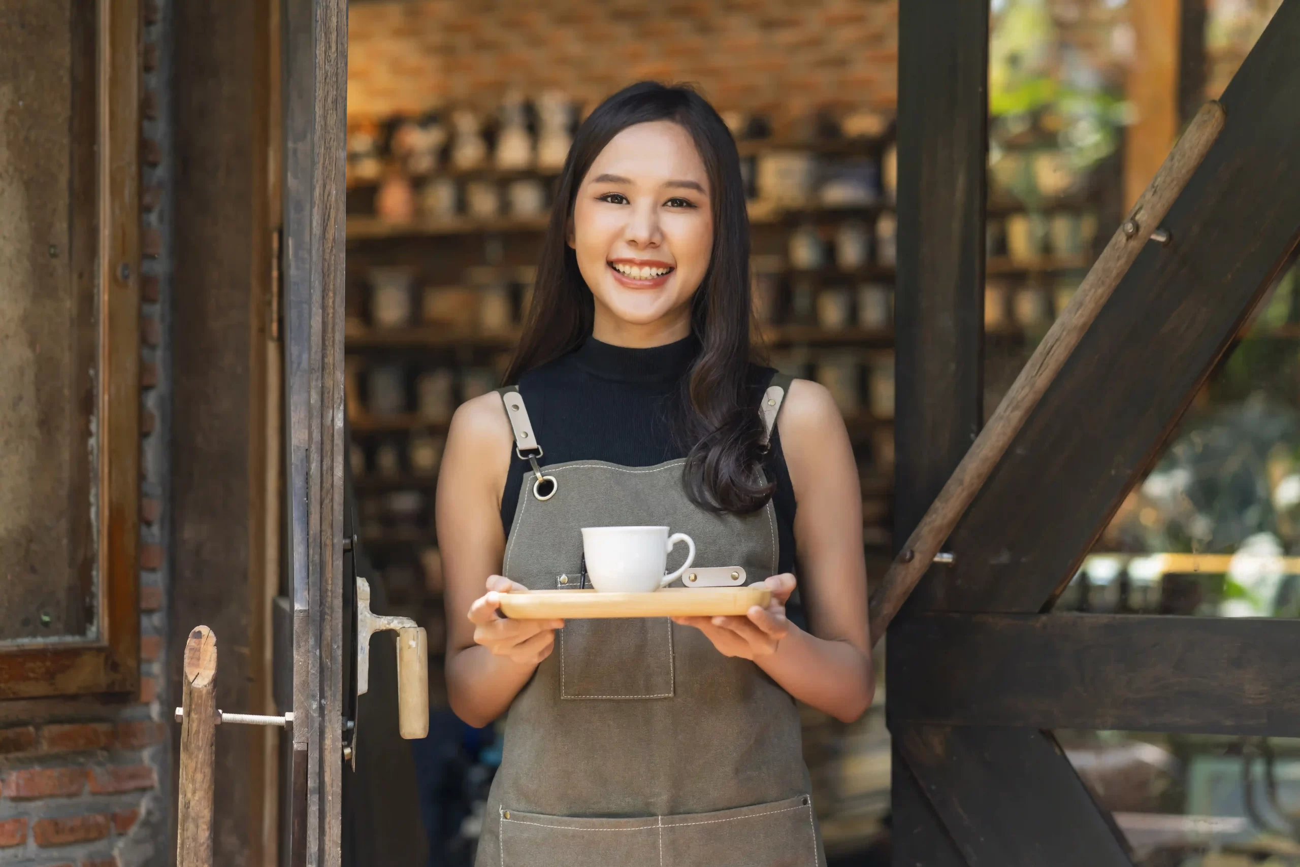 nhân viên phục vụ quán cafe