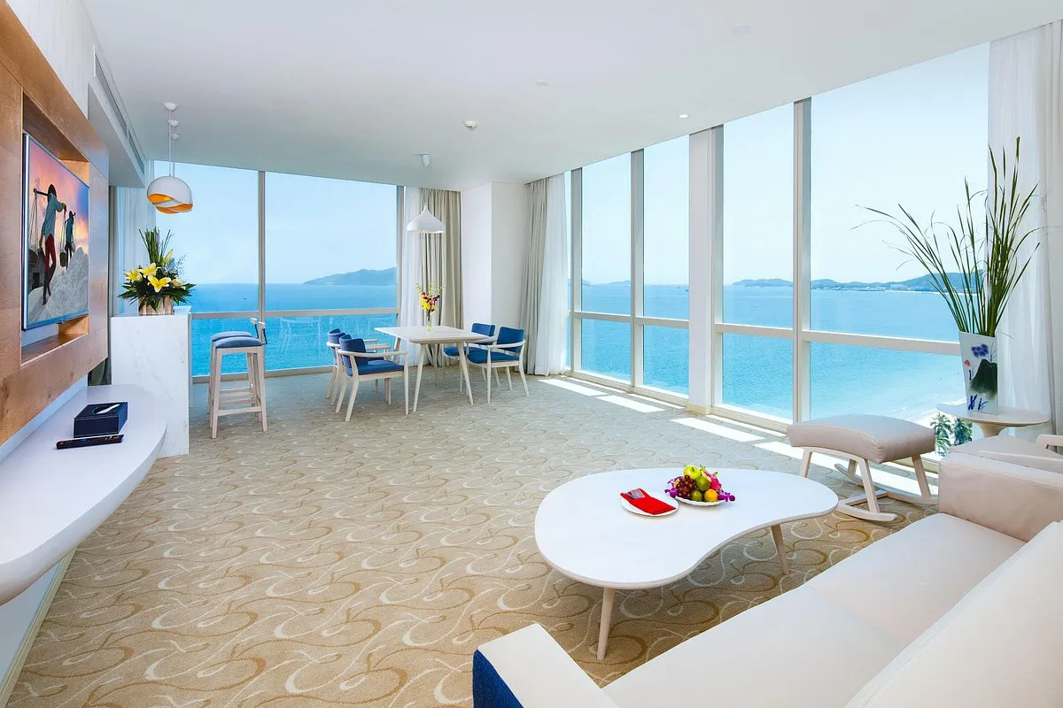 phòng khách view biển tại diamond bay golf villa