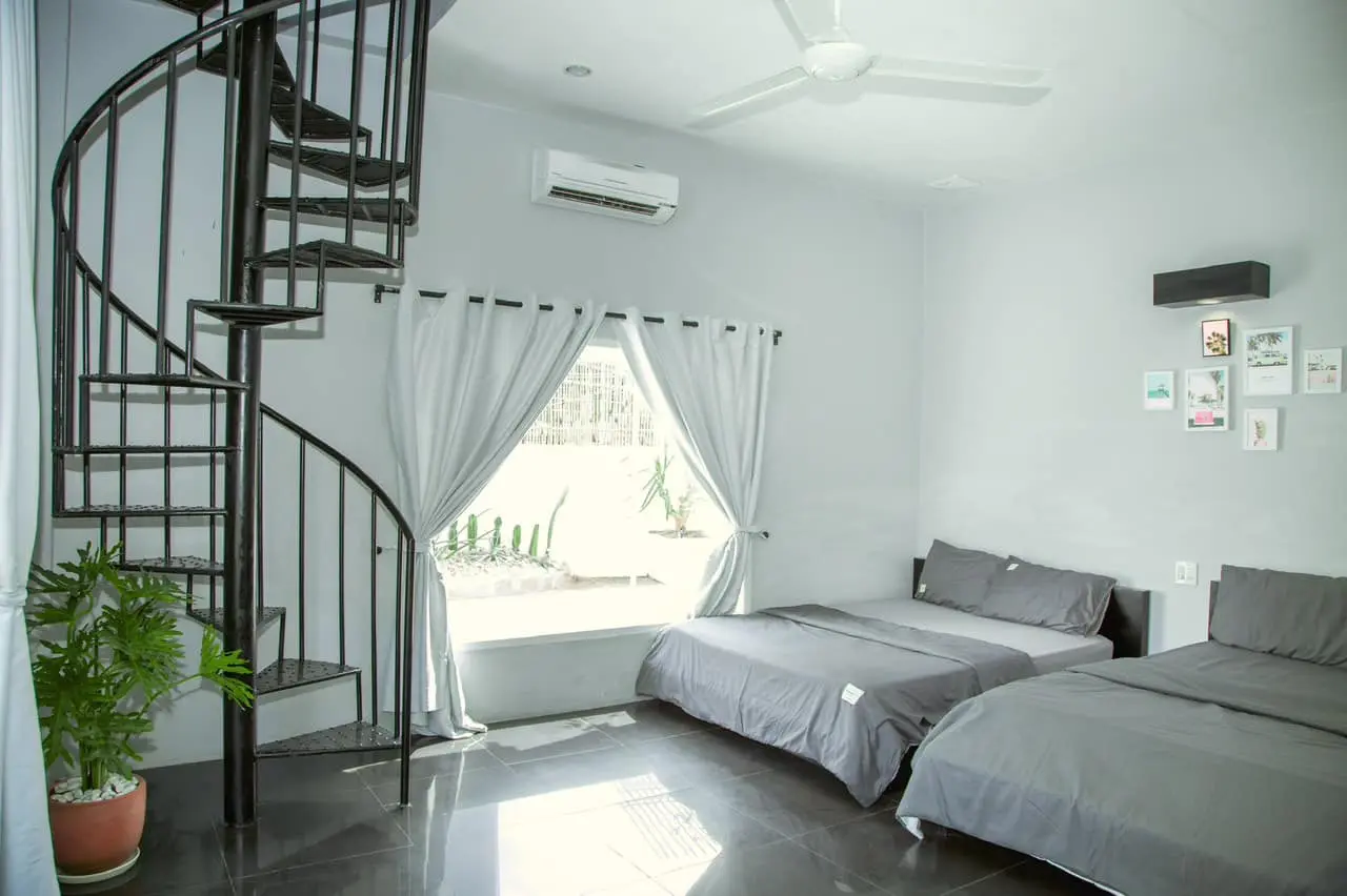 phòng ngủ hiện đại tại EverGreen Tree Homestay Mũi Né