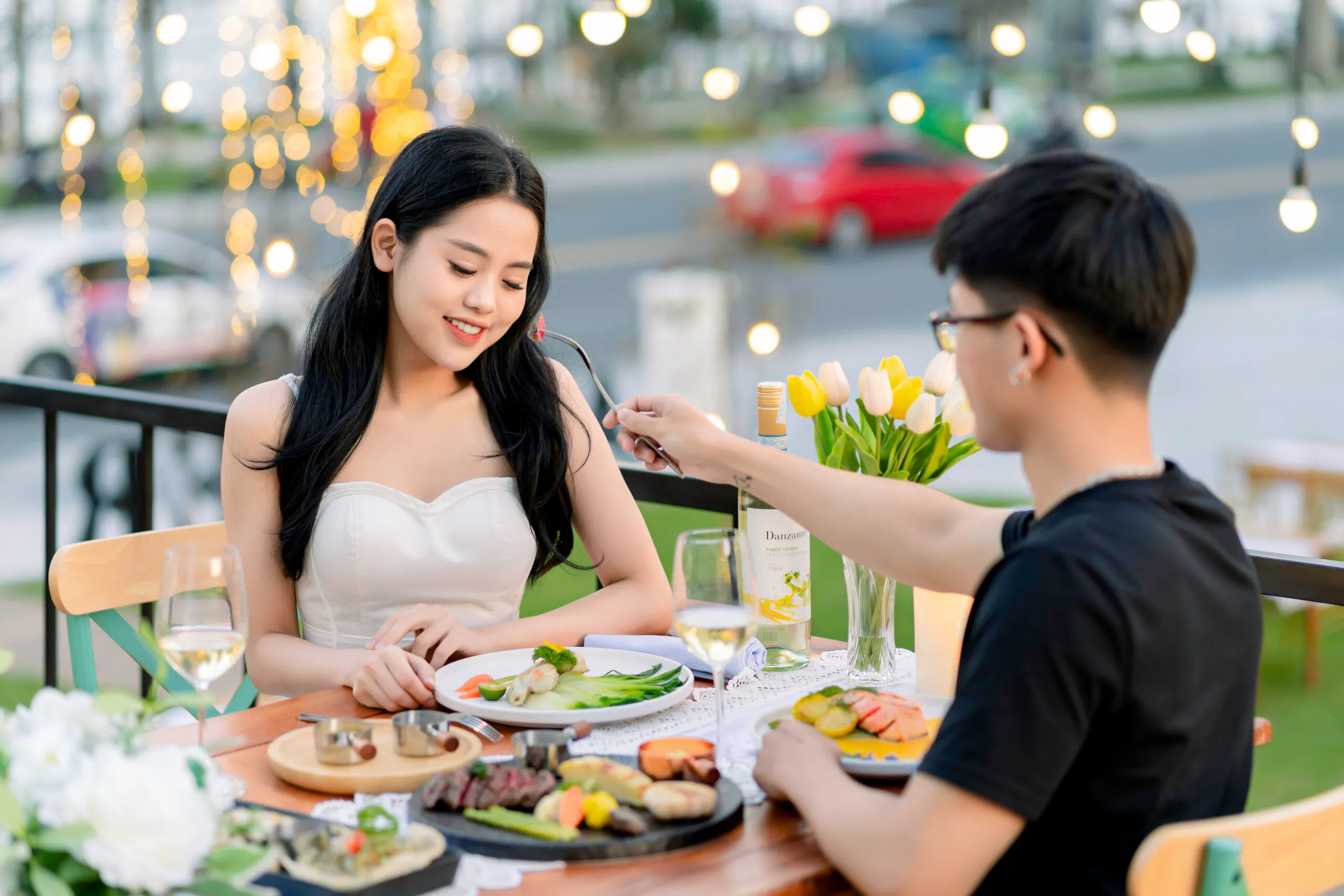 thưởng thức đồ ăn tại nhà hàng à la mer