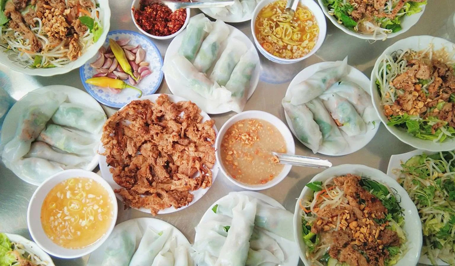 bánh cuốn nóng huế