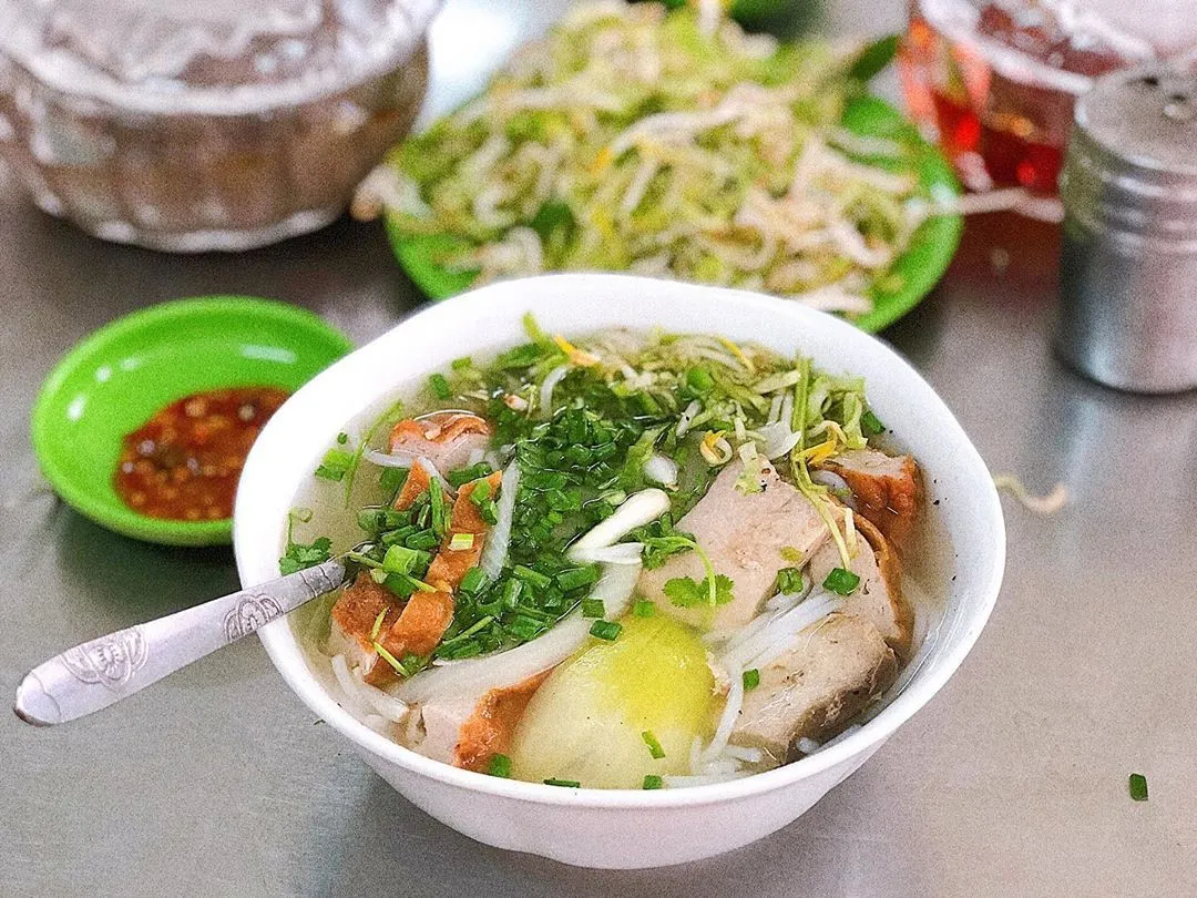 bát bún cá lá tại quán cây bàng nha trang