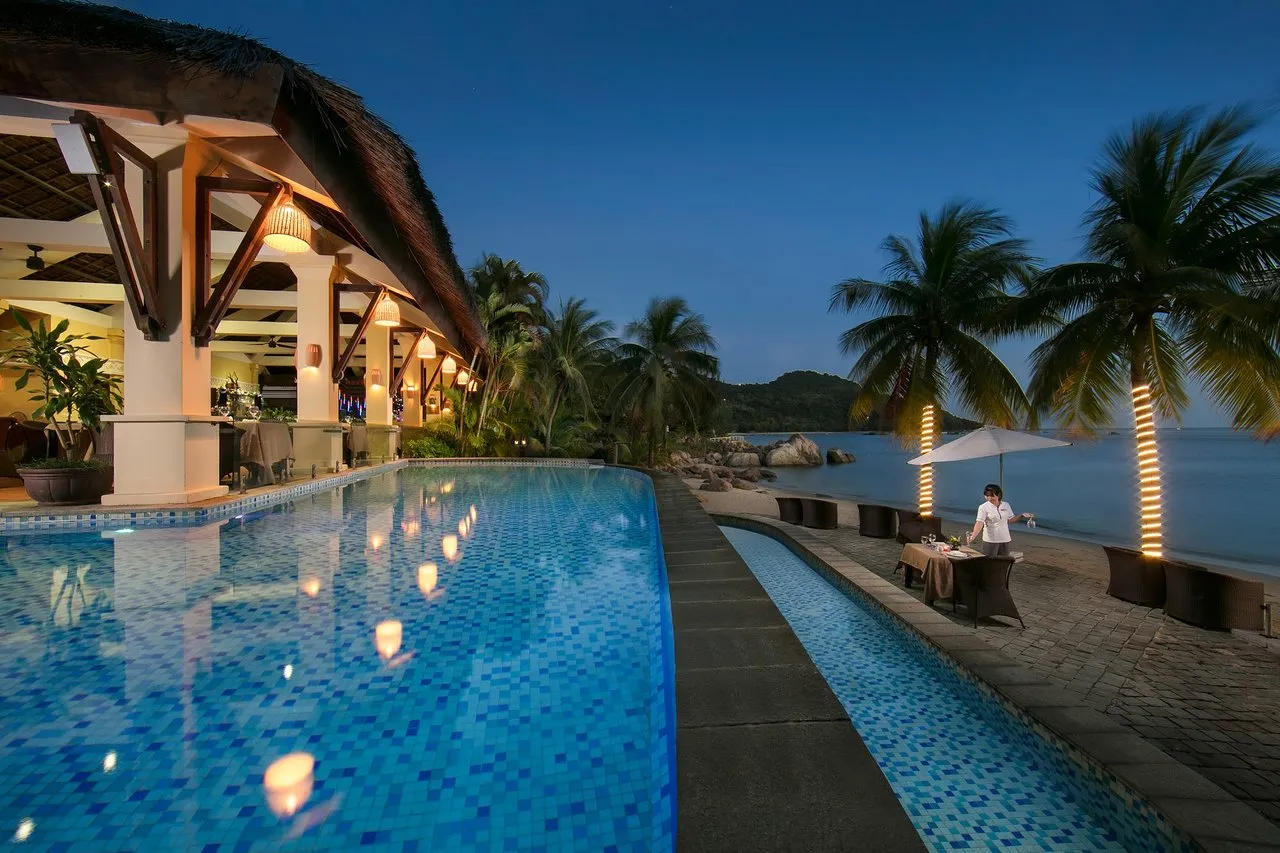 bể bơi sơn trà resort and spa