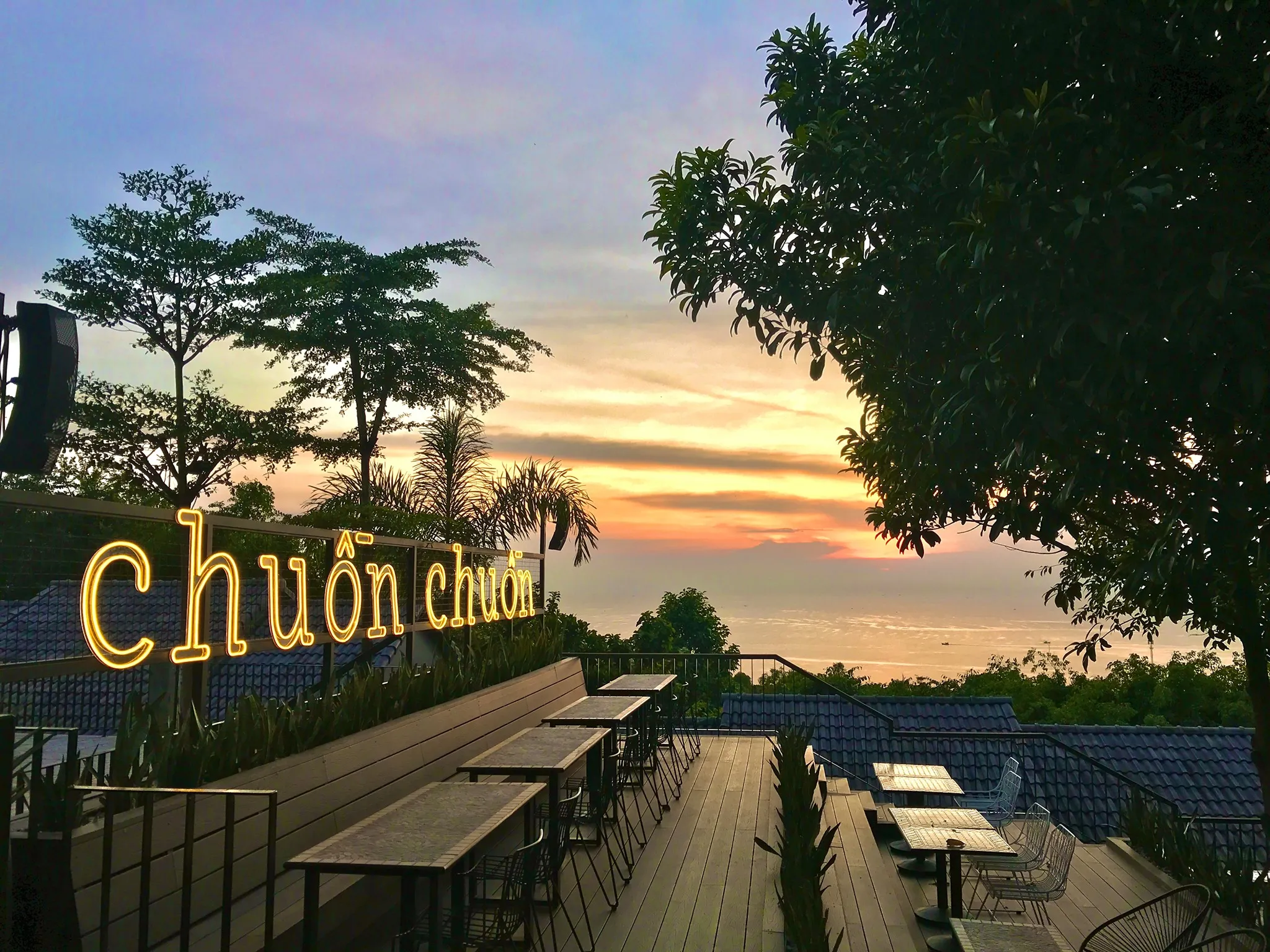 không gian quán cafe chuồn chuồn bistro and skybar