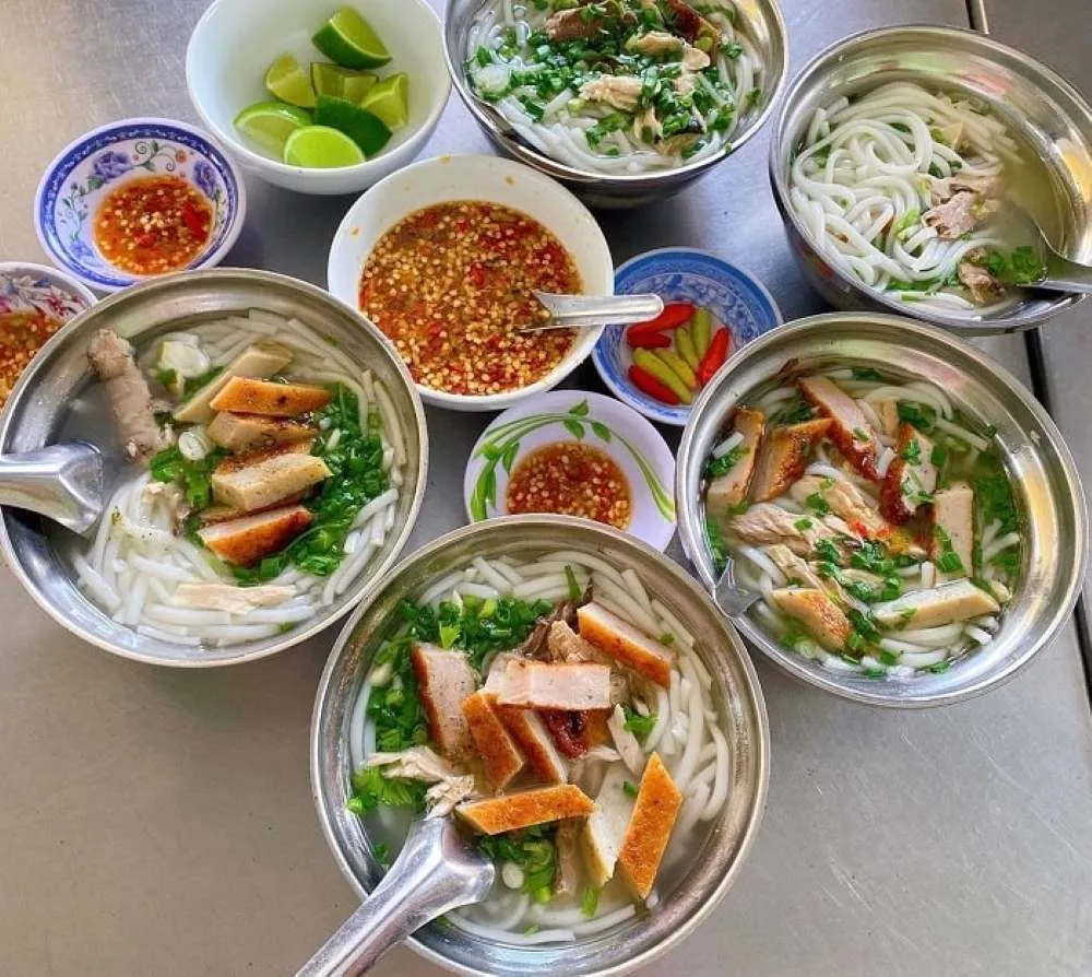 món bánh canh chả cá tại quán cô xí phan thiết