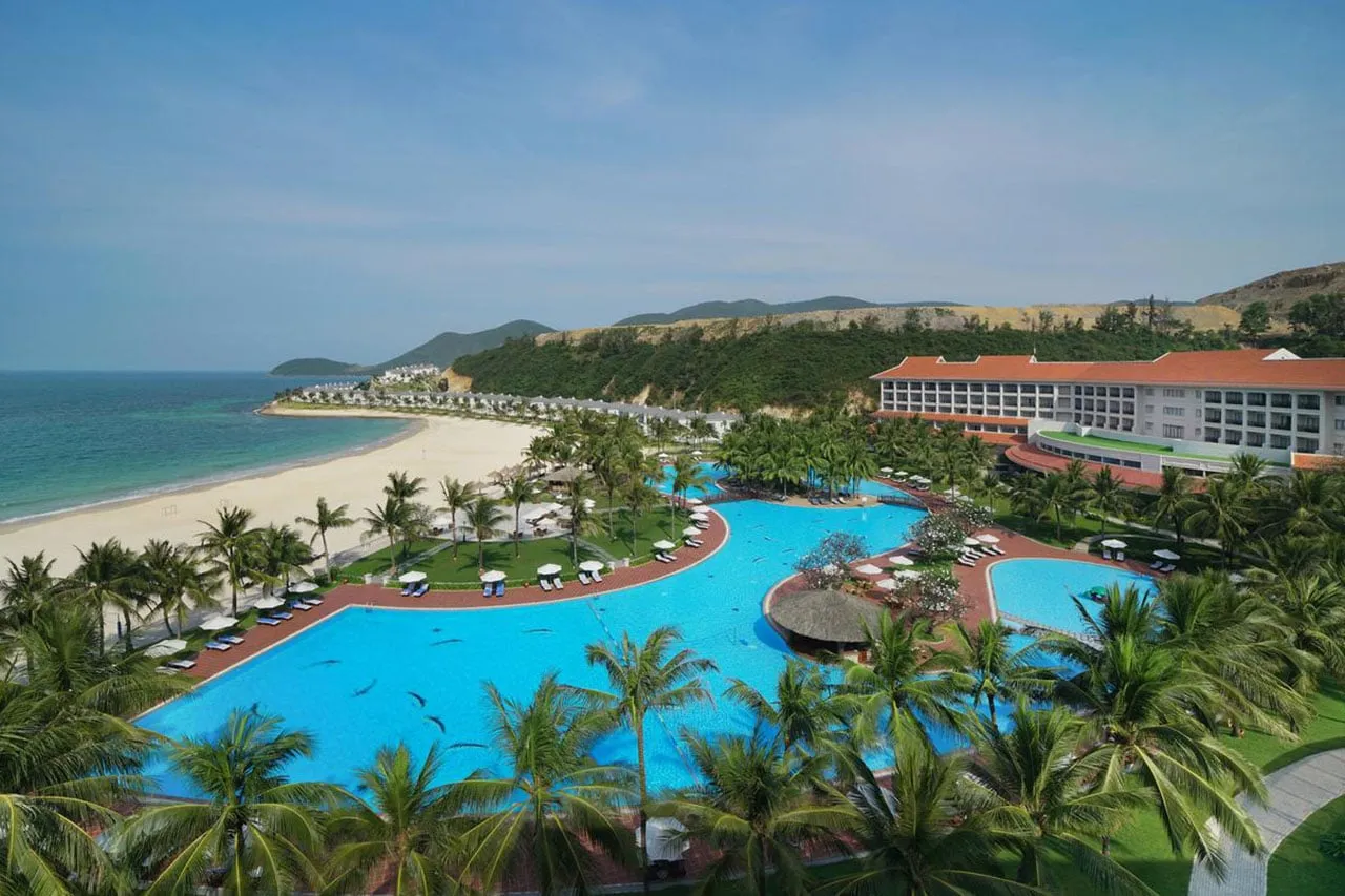 bể bơi sang chảnh tại vinpearl luxury nha trang