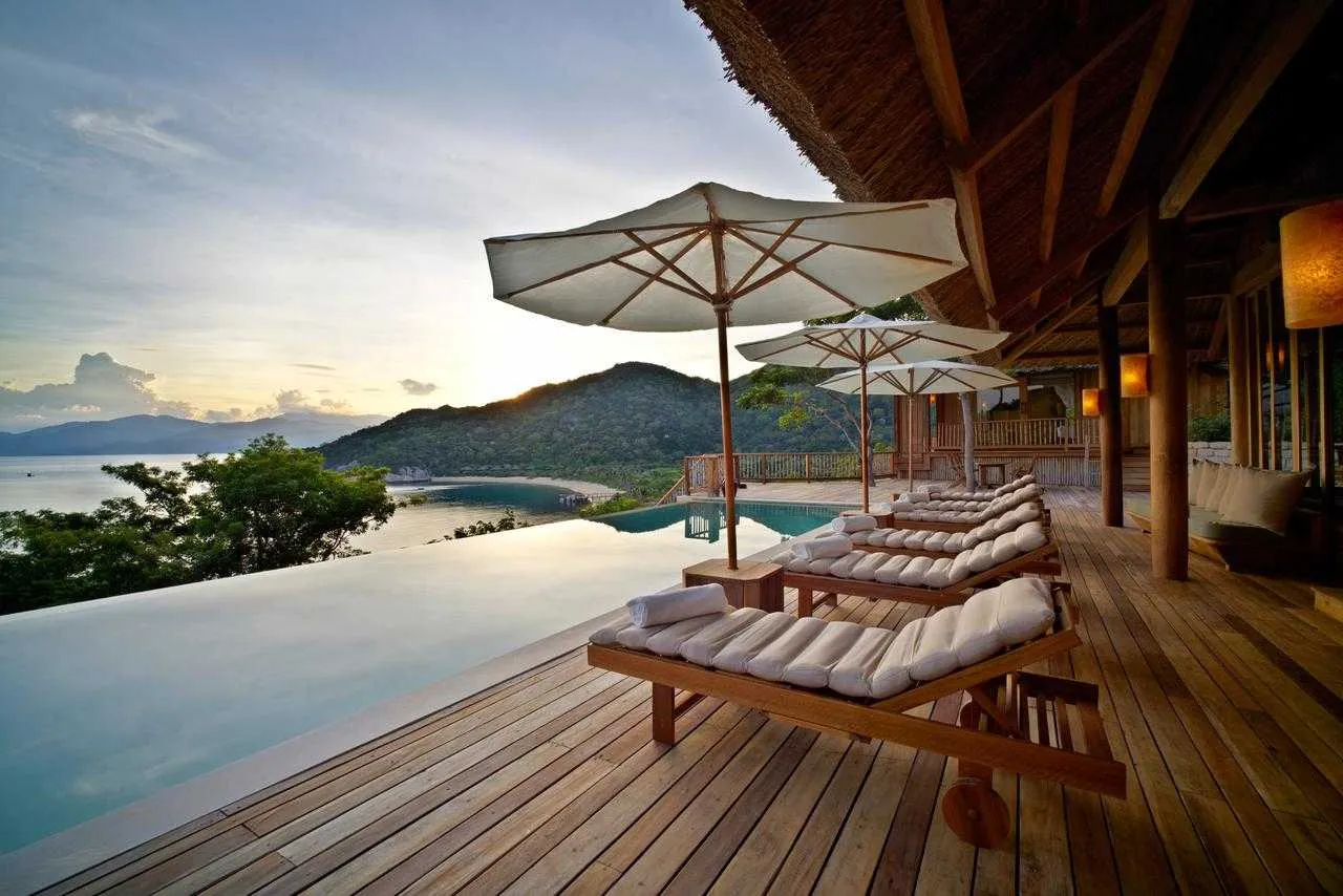 hồ bơi view biển tại six senses ninh vân bay