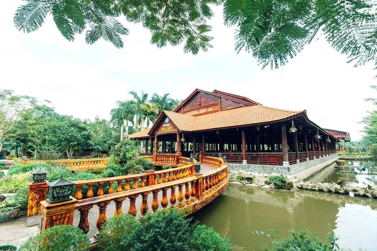 khuôn viên thoáng đãng tại mỹ khánh resort cần thơ