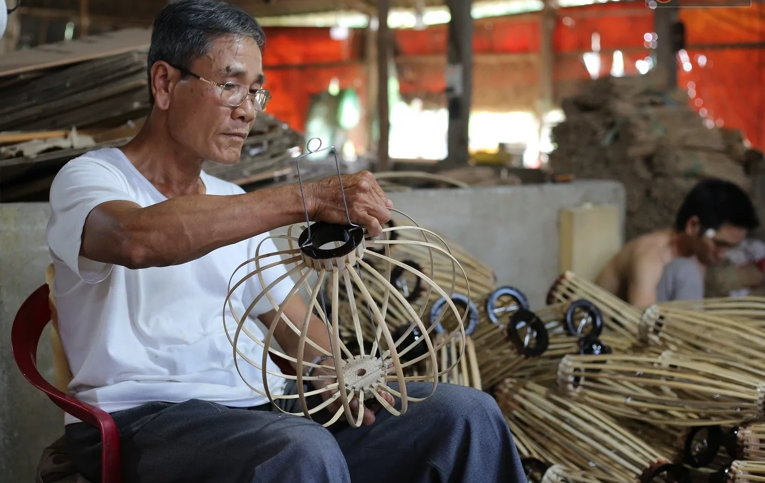 nghệ nhân làm lồng đèn 