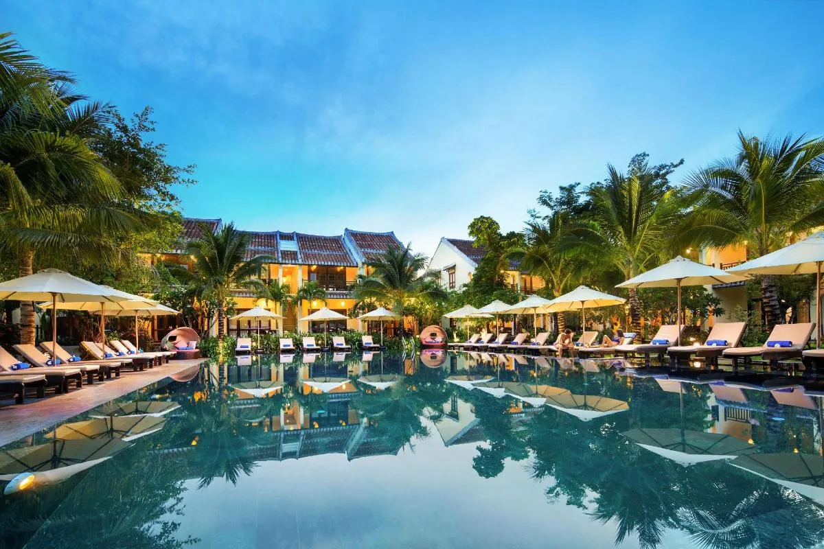 bể bơi tại resort làng lụa hội an