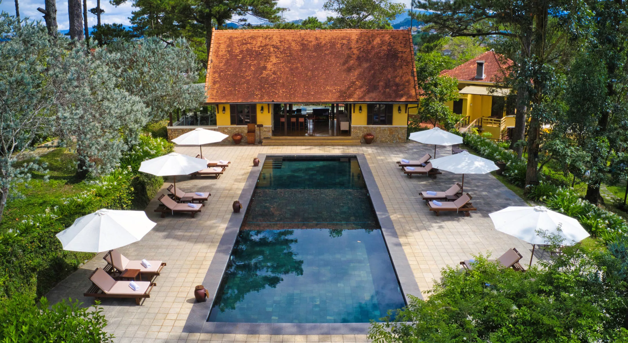 hồ bơi tại resort ana mandara