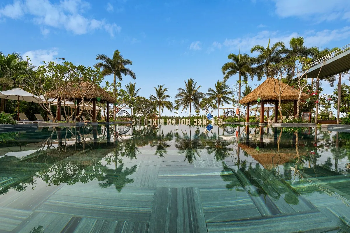 khu vực hồ bơi sang chảnh tại palm resort hội an