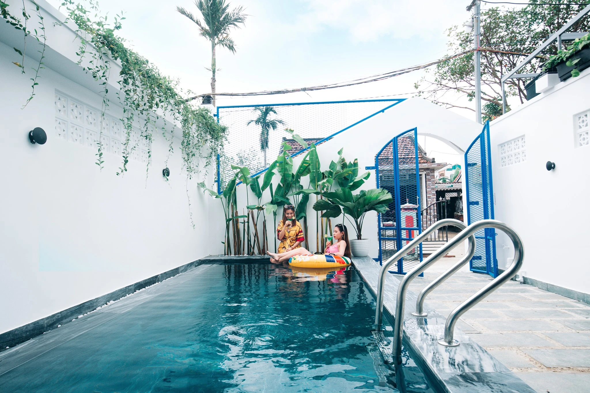 bể bơi lazy bear hotel 