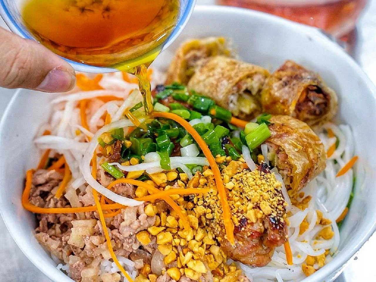 bún xào nem nướng 