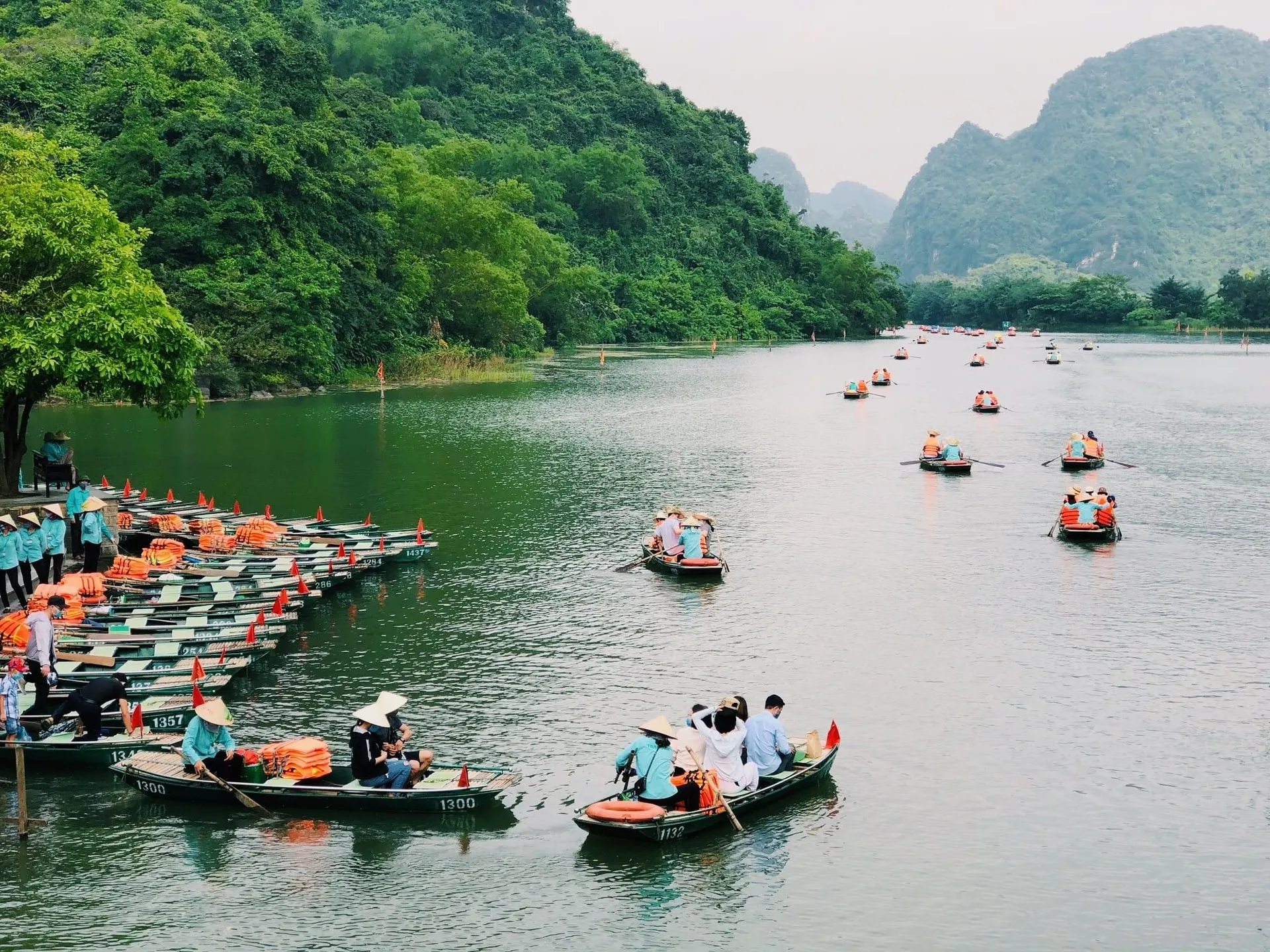 hoạt động chèo thuyền ở tràng an