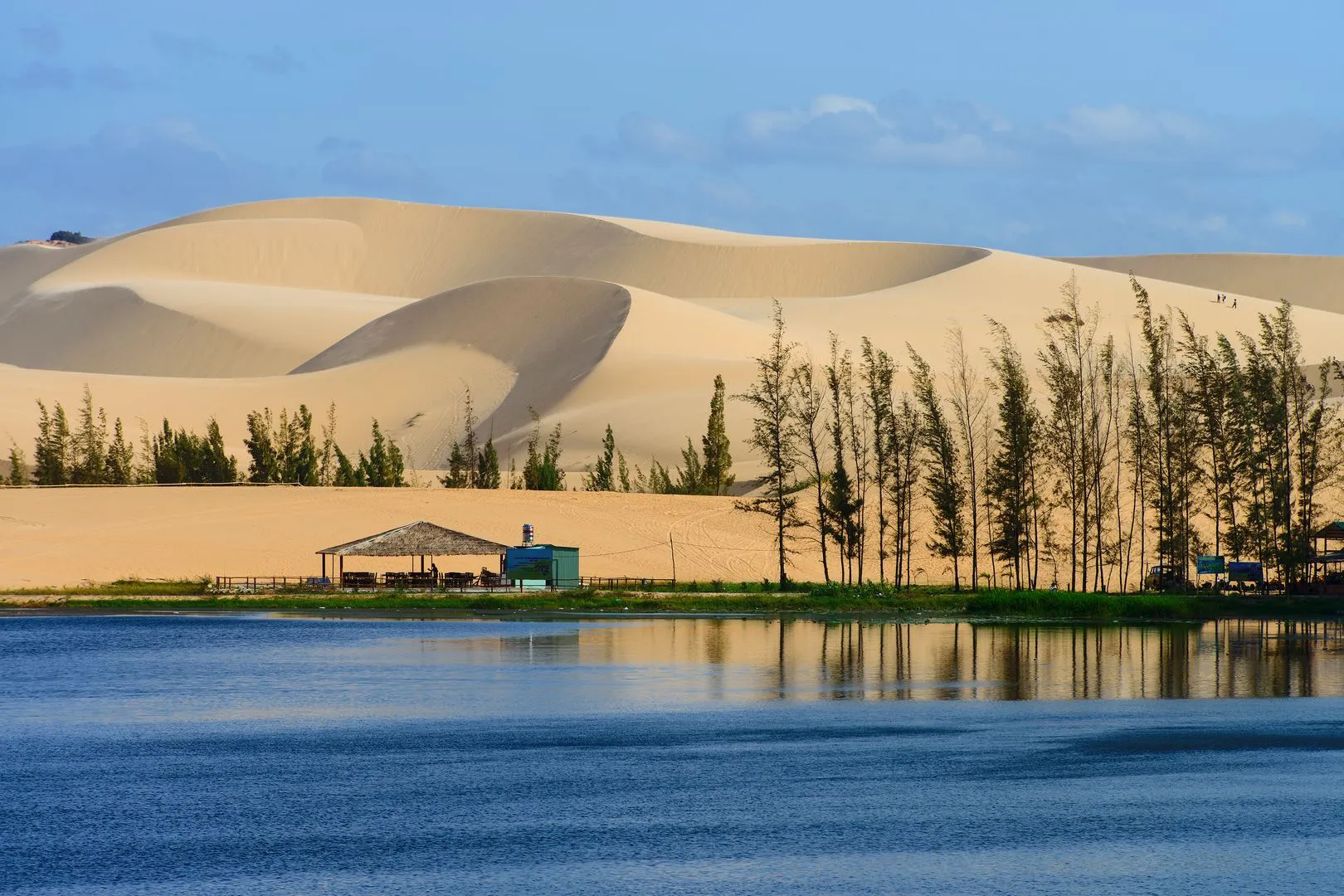 khung cảnh tuyệt đẹp tại bàu trắng phan thiết