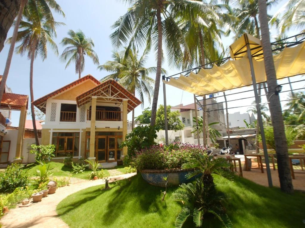 khuôn viên nhà nghỉ coconut garden 