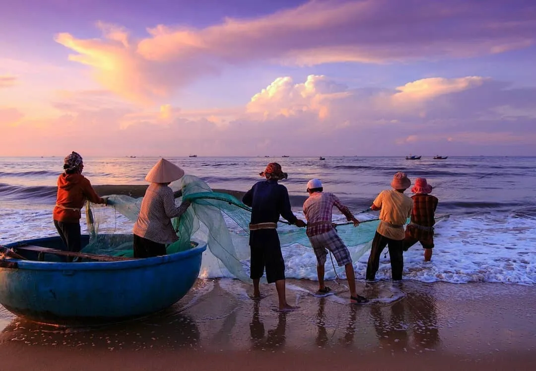 ngư dân đánh cá tại hòn rơm