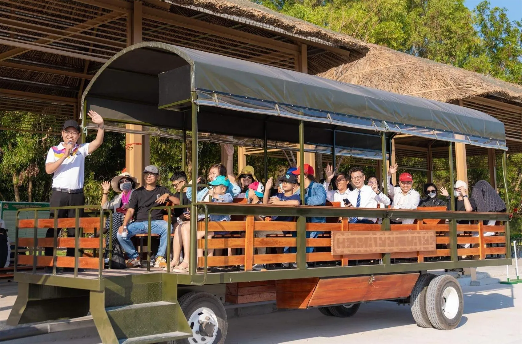 tham quan safari cafe zoo bằng xe đầu kéo