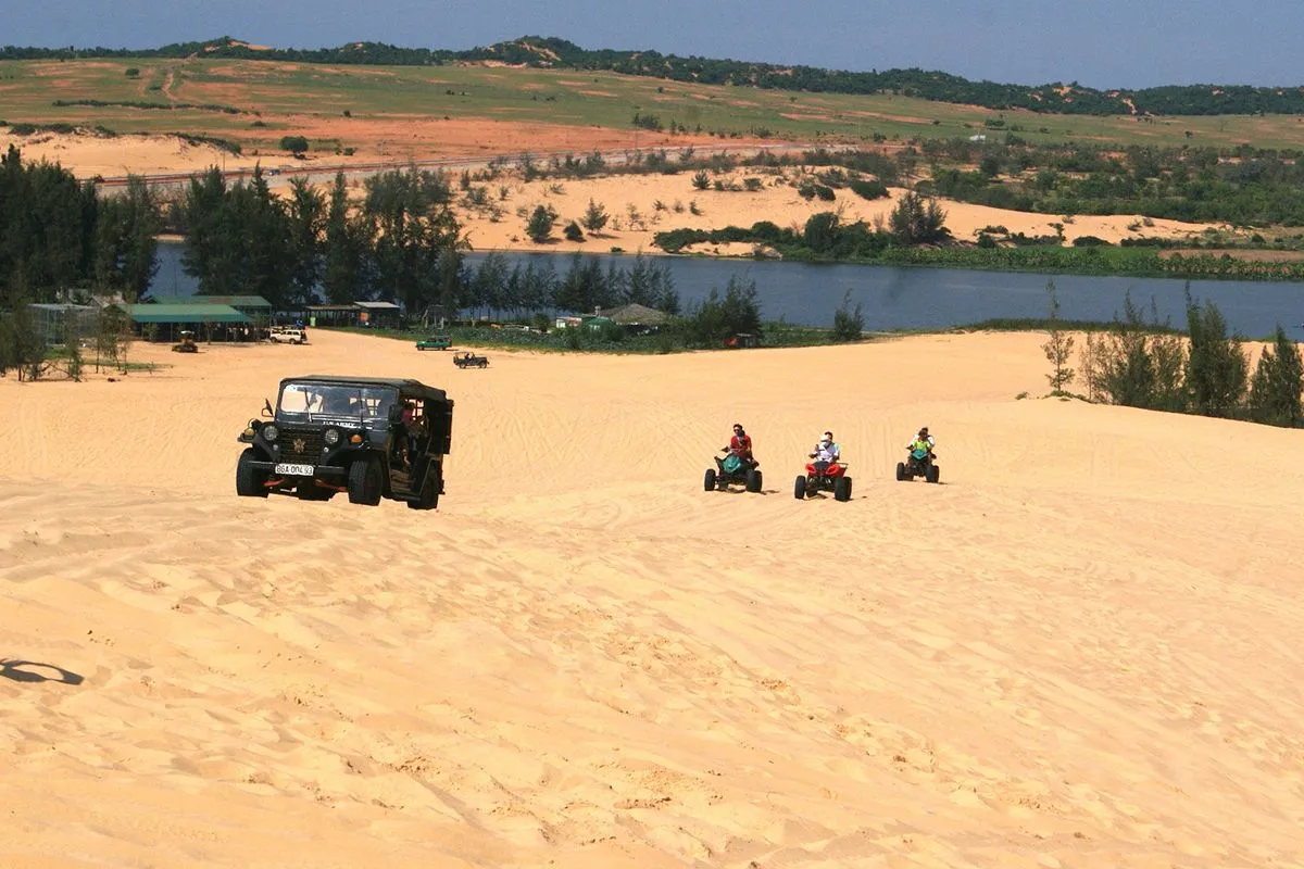 trải nghiệm hoạt động lái xe jeep tại bàu trắng