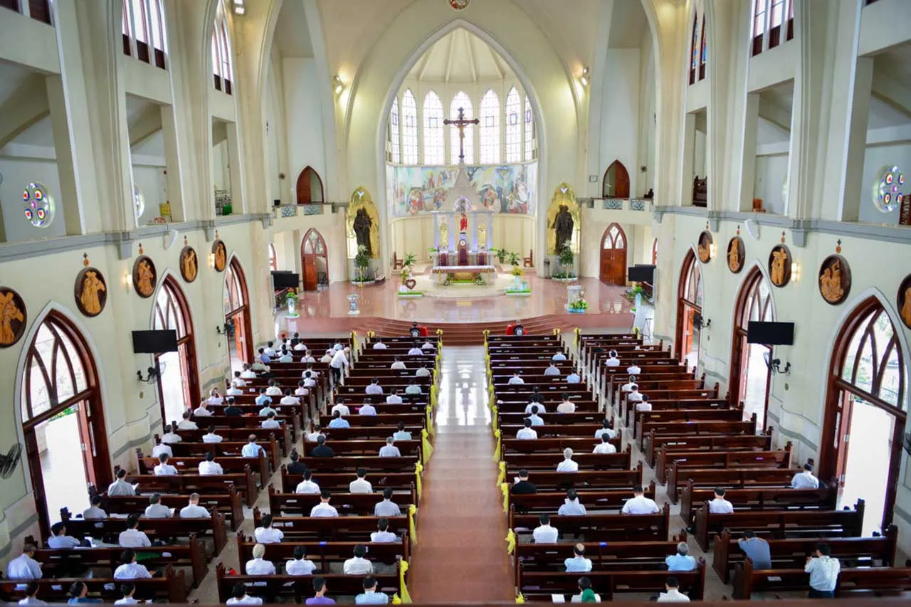 không gian bên trong nhà thờ chánh tòa phú cường