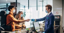quy trình chào đón khách hàng tại khách sạn