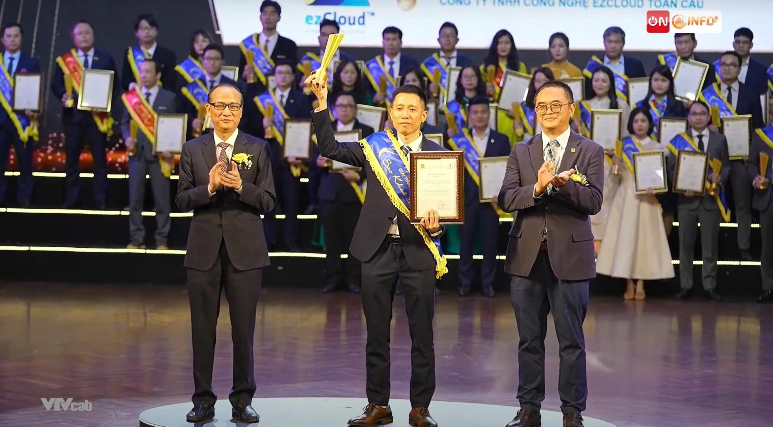 ezCloud-nhan-giai-thuong-sao-khue-2025