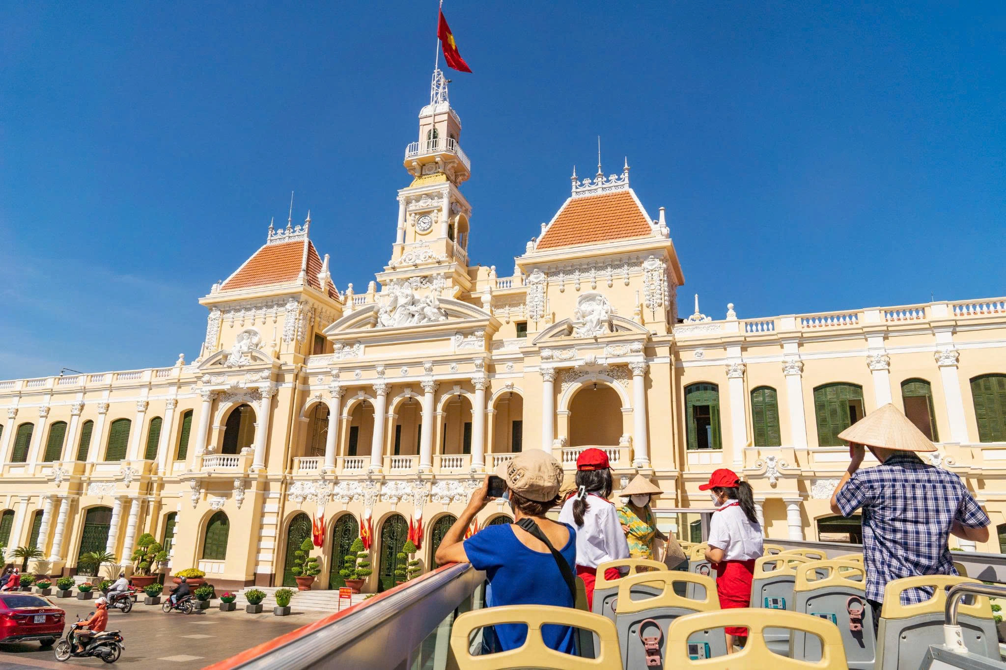 🎉 ezCloud chính thức ra mắt Sightseeing Hồ Chí Minh – View toàn thành phố từ xe buýt 2 tầng!